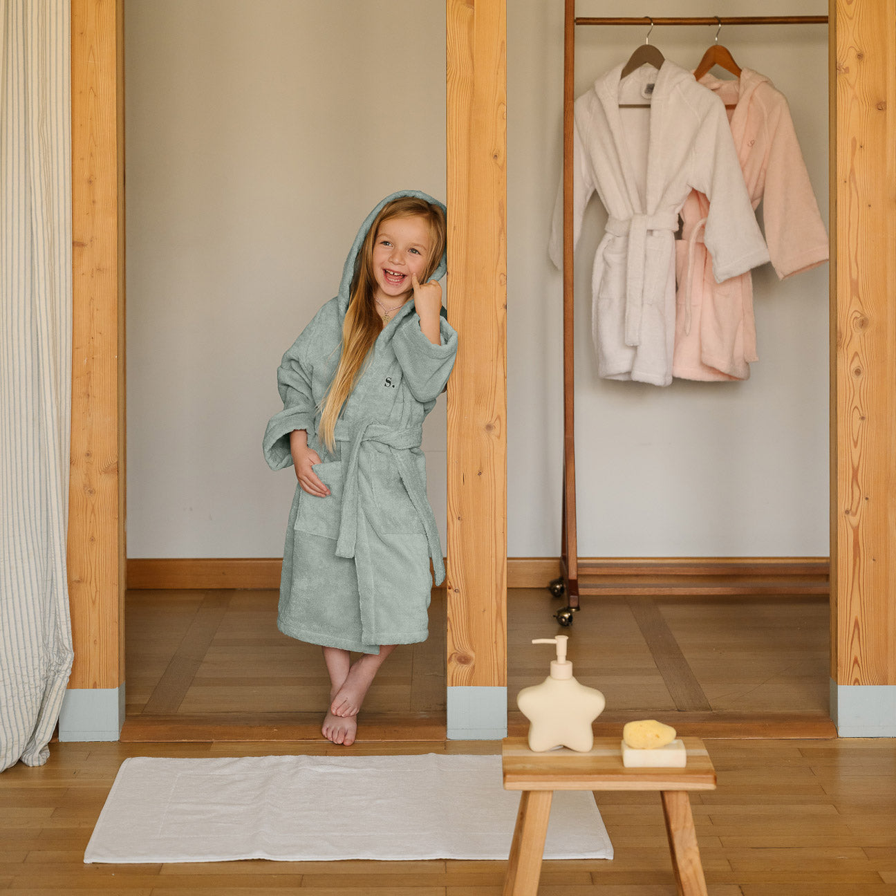 Kinder-Bademantel mit Kapuze
- 4-6 Jahre- Salbeigrün- Klassische Baumwolle - Dalfilo