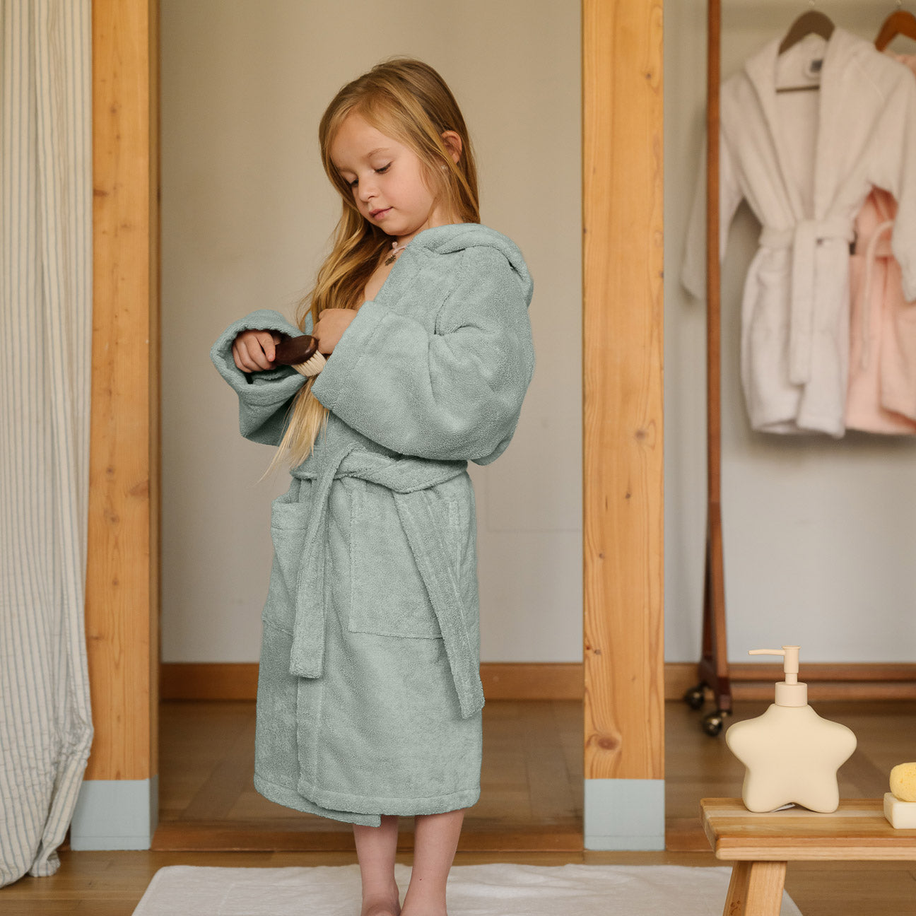 Kinder-Bademantel mit Kapuze
- 4-6 Jahre- Salbeigrün- Klassische Baumwolle - Dalfilo