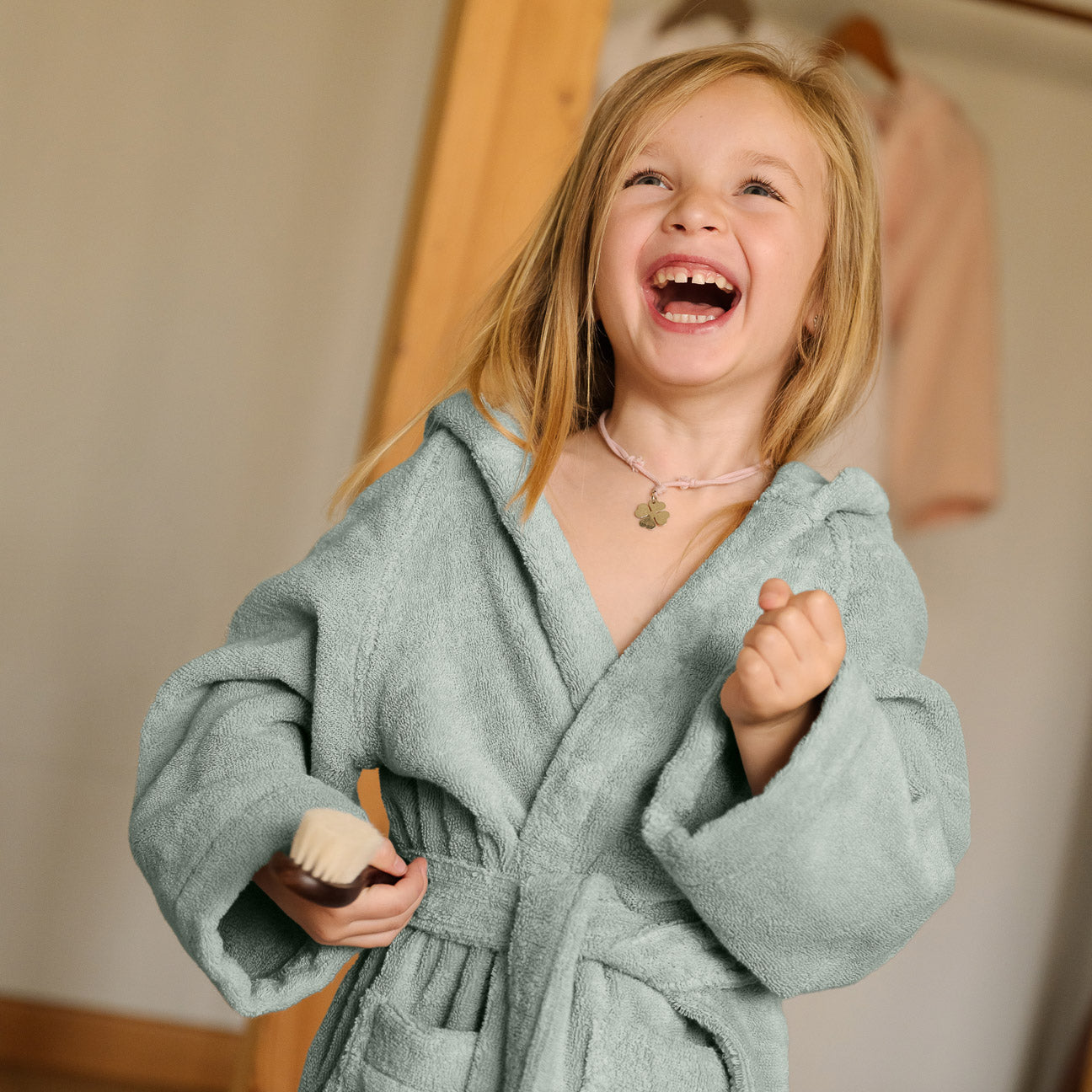 Kinder-Bademantel mit Kapuze
- 4-6 Jahre- Salbeigrün- Klassische Baumwolle - Dalfilo