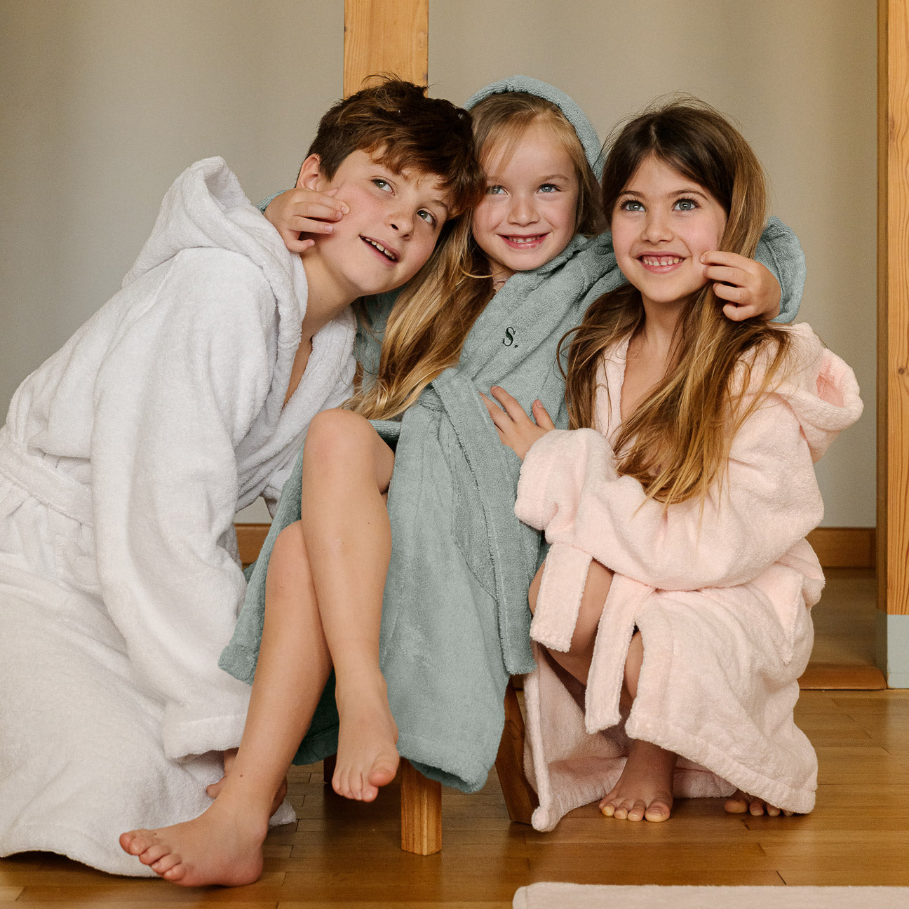 Kinder-Bademantel mit Kapuze
- 4-6 Jahre- Salbeigrün- Klassische Baumwolle - Dalfilo