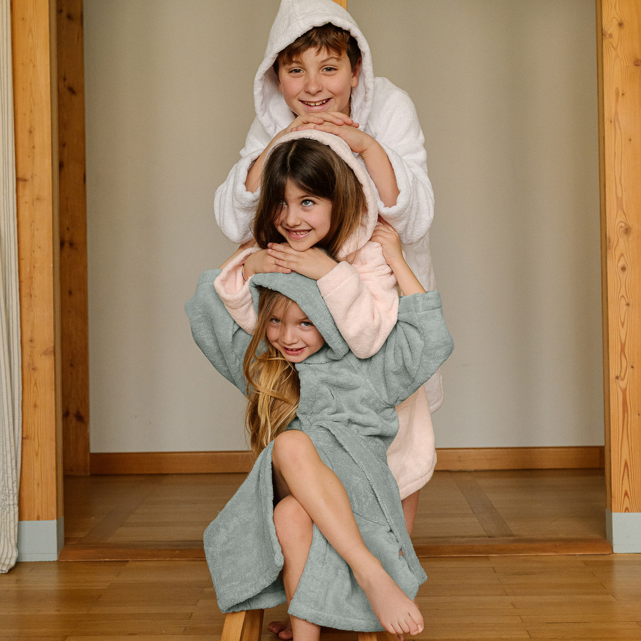 Kinder-Bademantel mit Kapuze
- 4-6 Jahre- Weiß- Klassische Baumwolle - Dalfilo